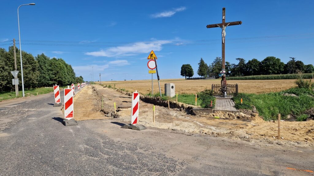 Read more about the article Prace idą pełną parą – remont drogi Łubnice – Dzietrzkowice trwa!