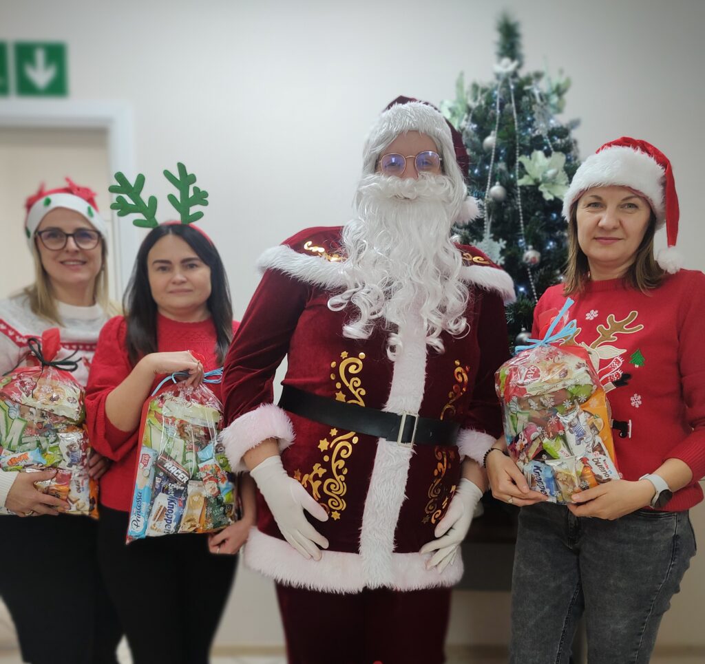 Read more about the article Pracownicy Gminnego Ośrodka Pomocy Społecznej w Łubnicach pomocnikami Św. Mikołaja