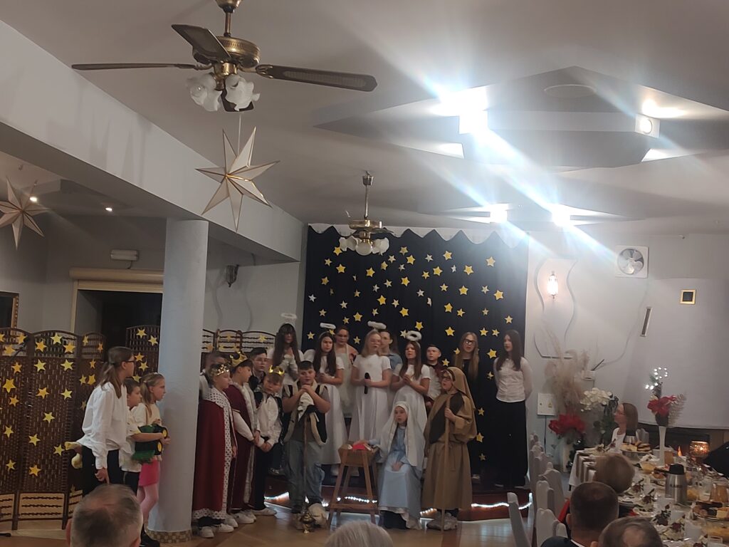 Read more about the article Relacja z wieczerzy wigilijnej orgaznizowanej przez Gminny Ośrodek Pomocy Społecznej w Łubnicach